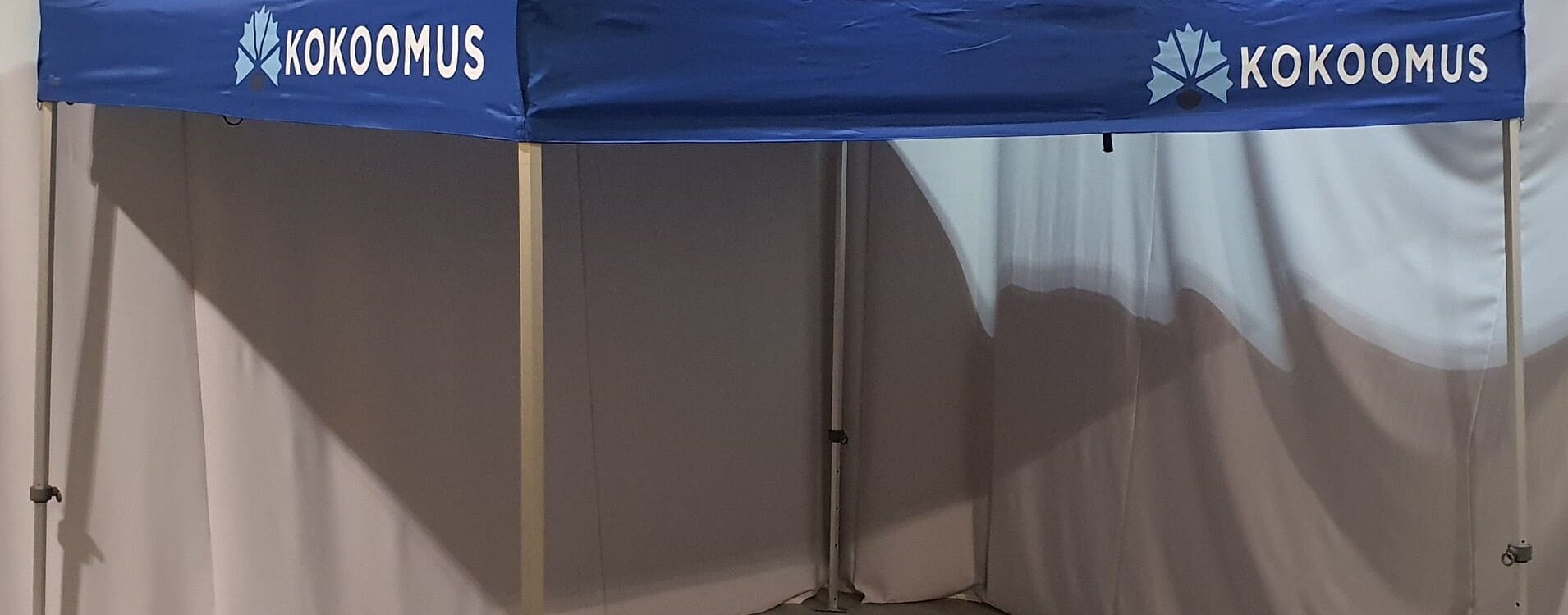 zilstt izmērsomus-telts med transparent sidosienaar inomhus